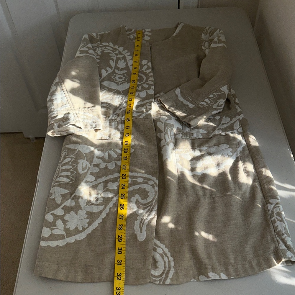 Versatile CHICO’S Linen Beige and White Floral Tunic, Blazer, or Jacket, Size 0. - Picture 9 of 13